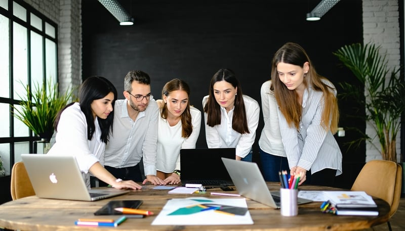 Equipo profesional de Integra trabajando en estrategias de marketing digital.